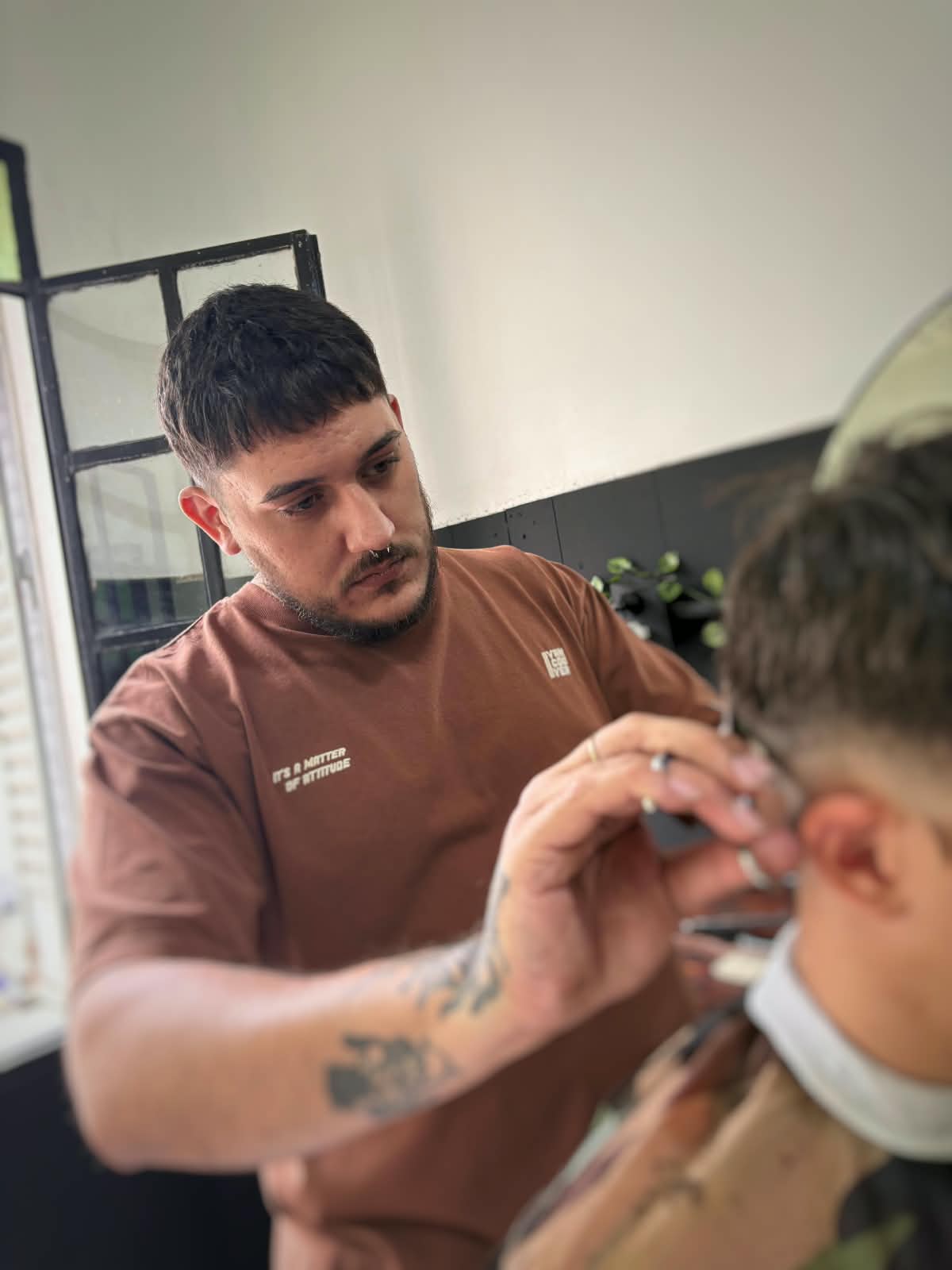 Leandro Roland, barbero de LRB Studio, estudio privado de barbería en Bahía Blanca