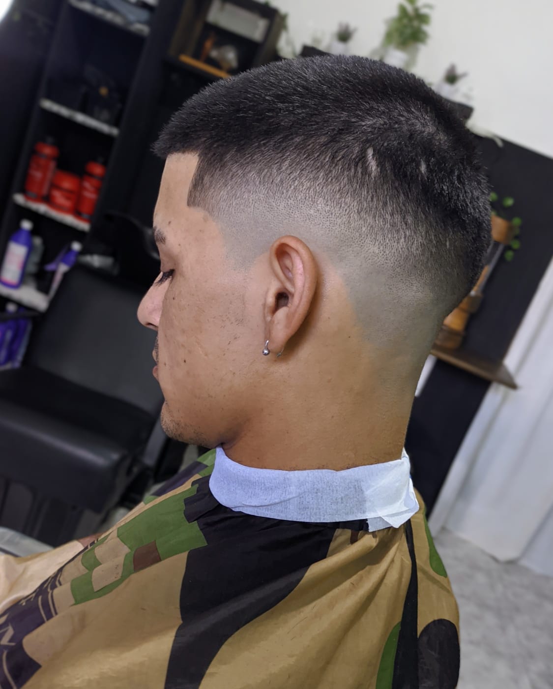 Corte low fade con diseño de barba en LRB Studio